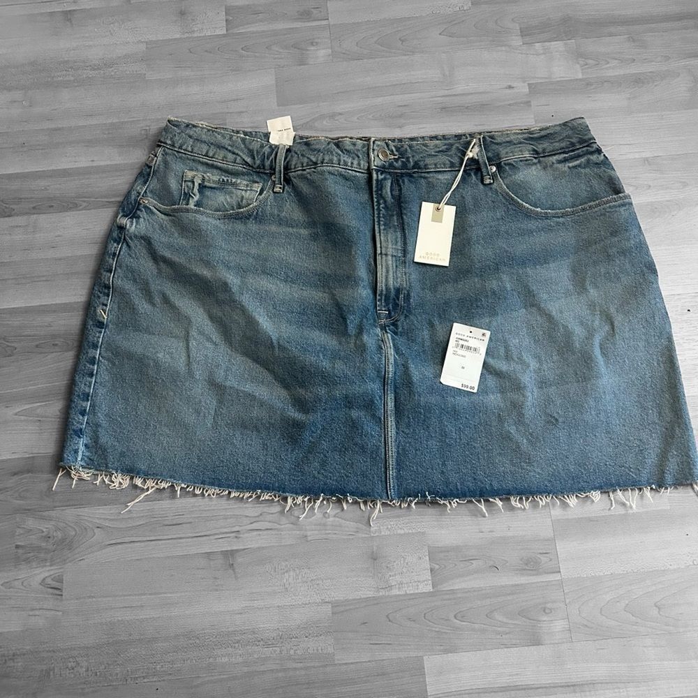 Good American Washed Denim Mini Skirt Raw Hem Size 22 NWT